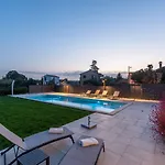 Atemberaubende Steinvila Mit Privatem Salzwasserpool Mit Bekannter Taverne Ums Eck Vikendica Porec