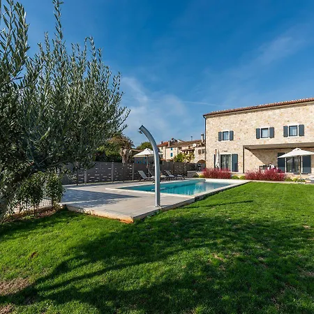 Atemberaubende Steinvila Mit Privatem Salzwasserpool Mit Bekannter Taverne Ums Eck Porec