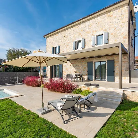 Atemberaubende Steinvila Mit Privatem Salzwasserpool Mit Bekannter Taverne Ums Eck Vikendica Porec