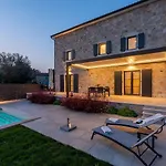 度假居 Atemberaubende Steinvila Mit Privatem Salzwasserpool Mit Bekannter Taverne Ums Eck