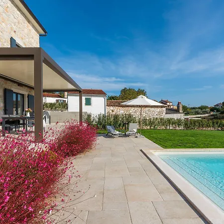 Atemberaubende Steinvila Mit Privatem Salzwasserpool Mit Bekannter Taverne Ums Eck Дом отдыха Пореч