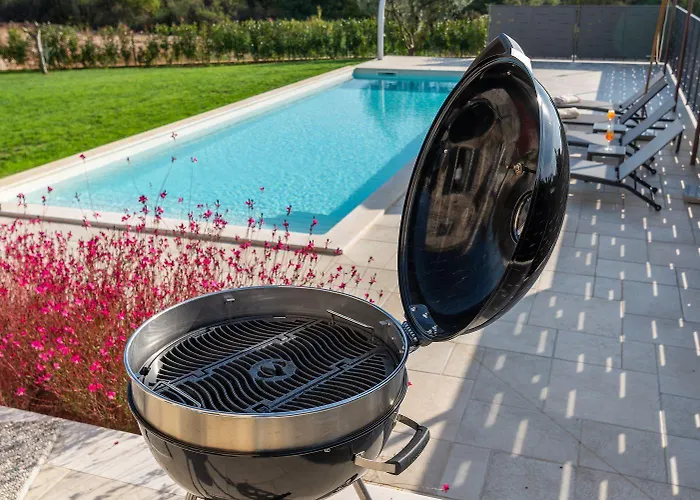 Дом отдыха Atemberaubende Steinvila Mit Privatem Salzwasserpool Mit Bekannter Taverne Ums Eck Пореч