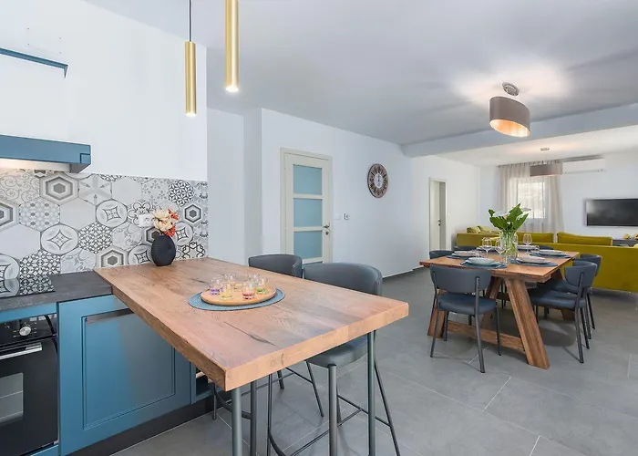 Atemberaubende Steinvila Mit Privatem Salzwasserpool Mit Bekannter Taverne Ums Eck Пореч