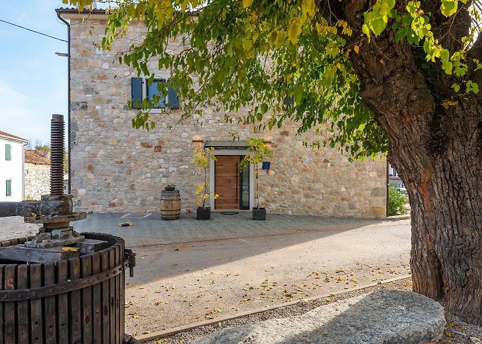 Nyaraló Atemberaubende Steinvila Mit Privatem Salzwasserpool Mit Bekannter Taverne Ums Eck